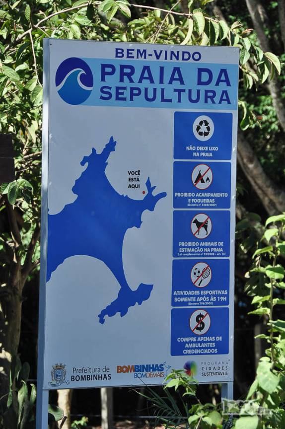 Placa com o mapa mostrando a nossa localização em Bombinhas, litoral de Santa Catarina